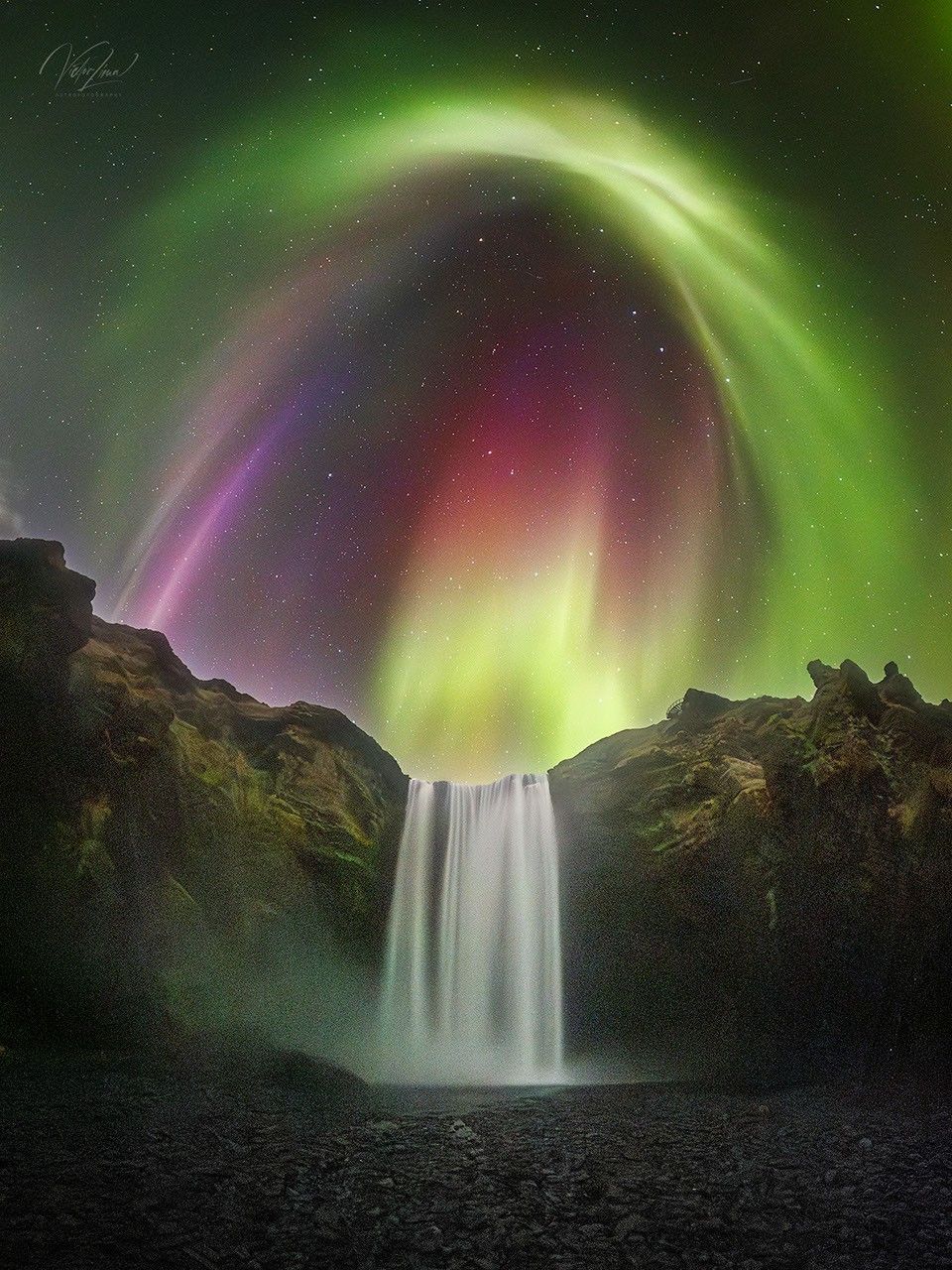 APOD：2026年8月27日——冰岛瀑布上空的绚丽极光