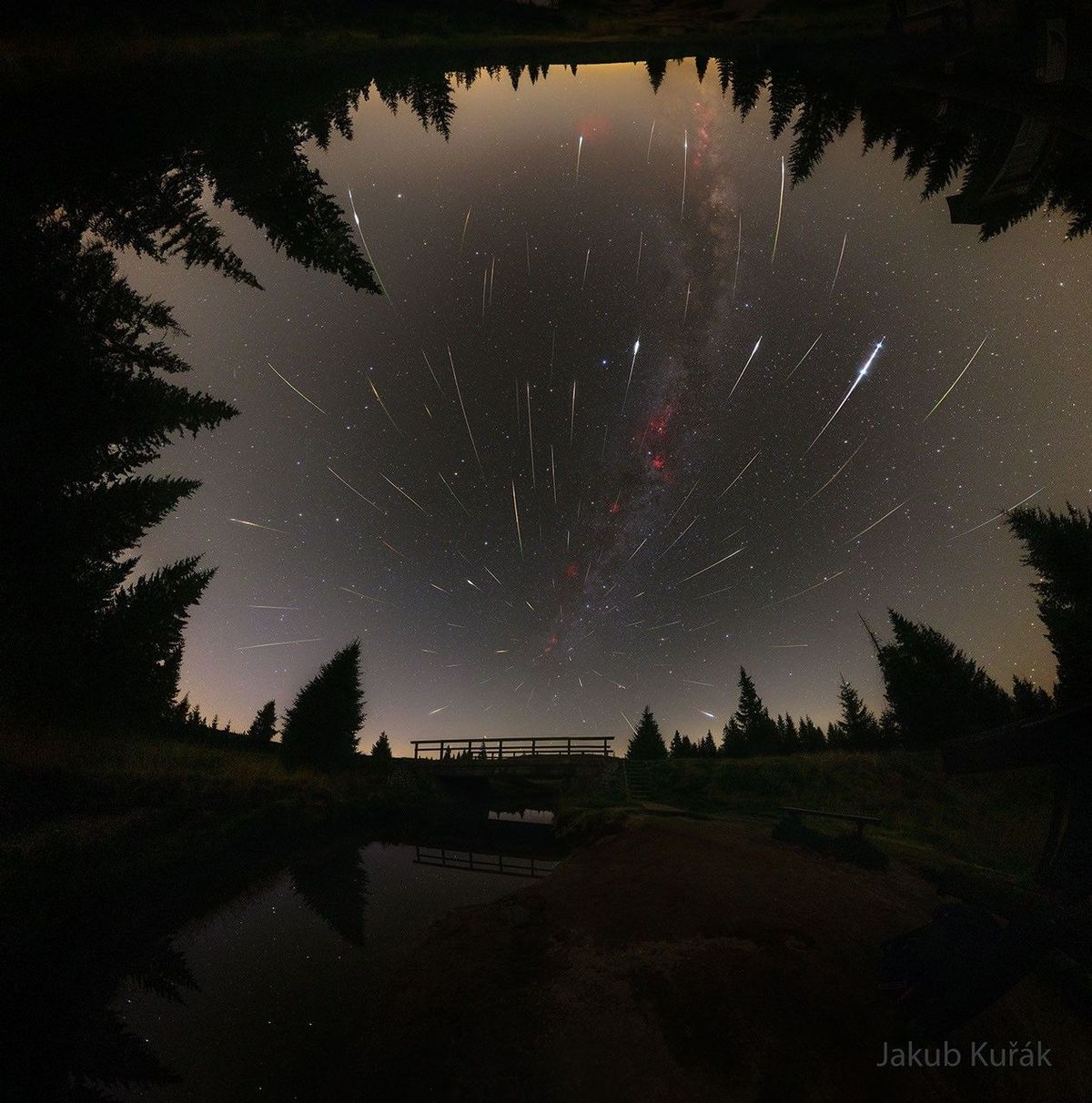 APOD：2026年8月18日——来自英仙座的英仙座流星雨