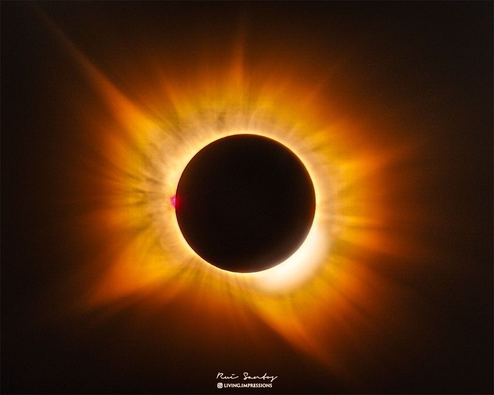 APOD：2026年8月17日 – 金色日冕日食