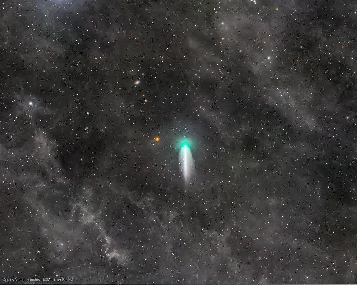 APOD：2026年8月24日 – 爆发中的220P彗星