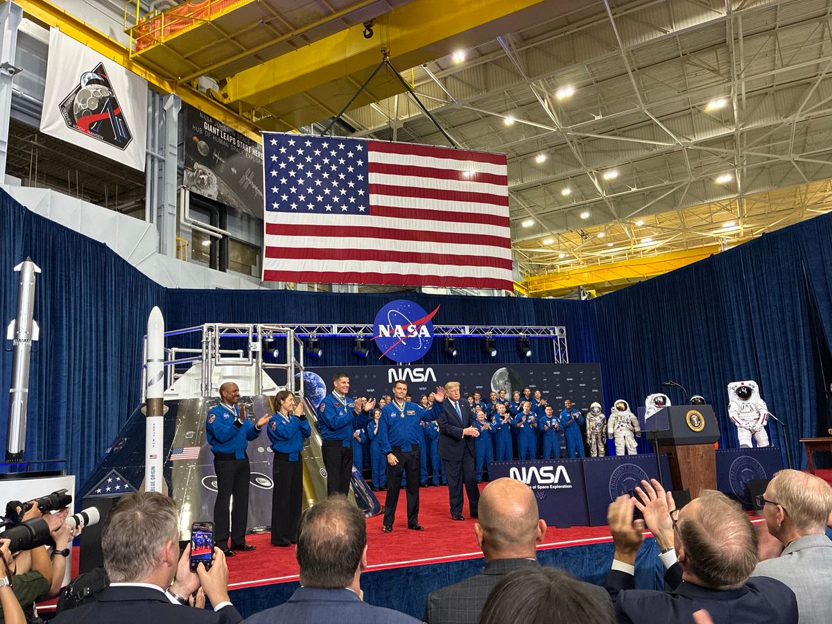 总统授予NASA Artemis II机组美国最高航天荣誉