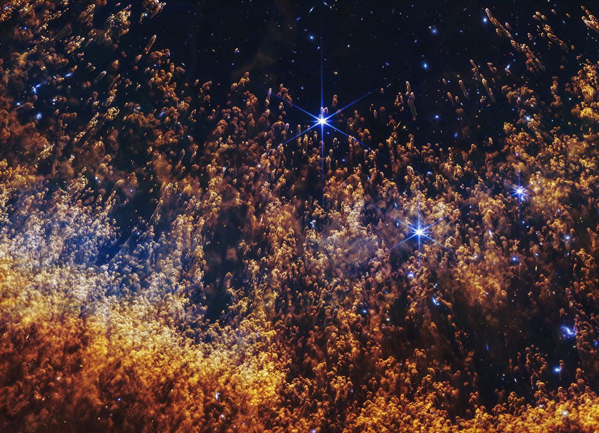 APOD:2026年8月4日——螺旋星云中奇特的彗状结