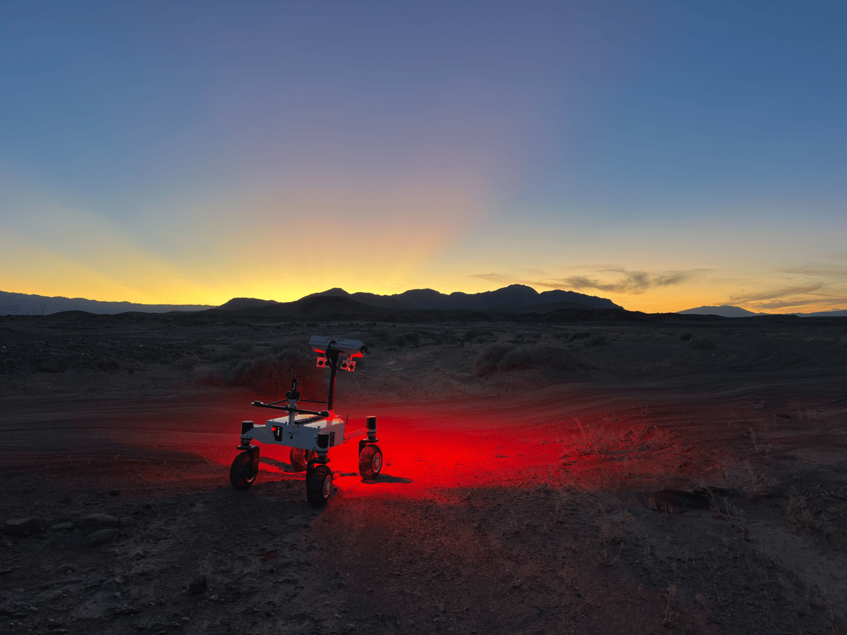 NASA先进火星车原型在沙漠进行实地测试