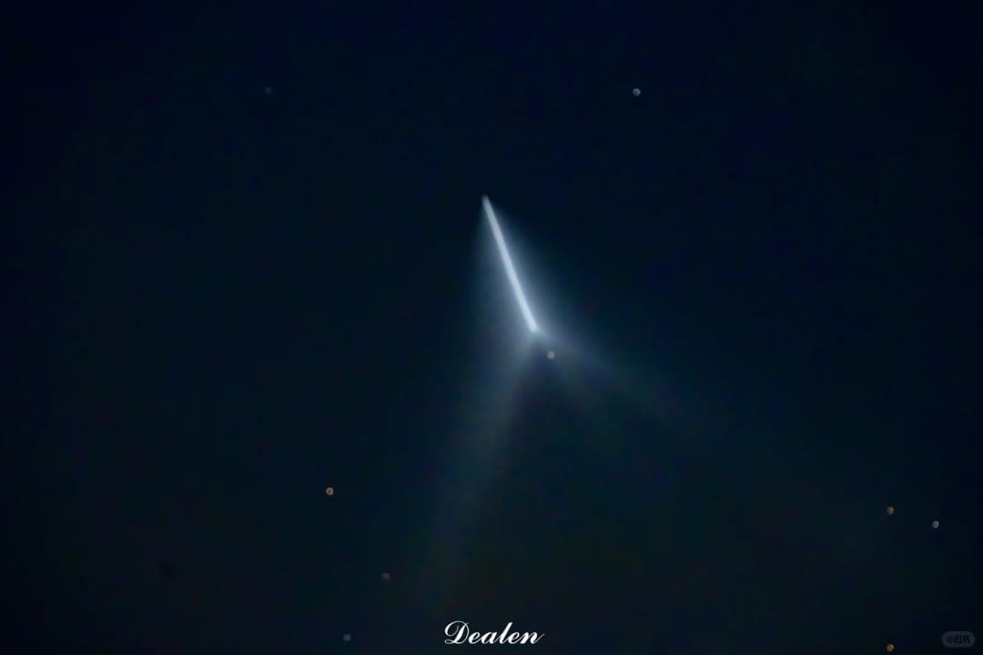 网友在佛山顺德拍到的火箭云。图/小红书@七七