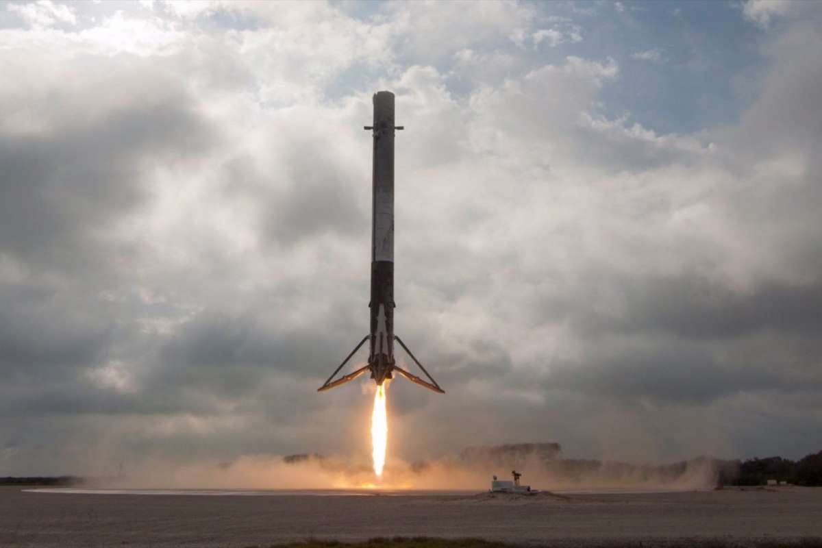 La etapa del Falcón 9 que retorna a tierra cuenta con cuatro pies flexibles que se despliegan de manera automática sobre del punto de aterrizaje. - Space X. La etapa del Falcón 9 que retorna a tierra cuenta con cuatro pies flexibles que se despliegan de manera automática sobre del punto de aterrizaje.