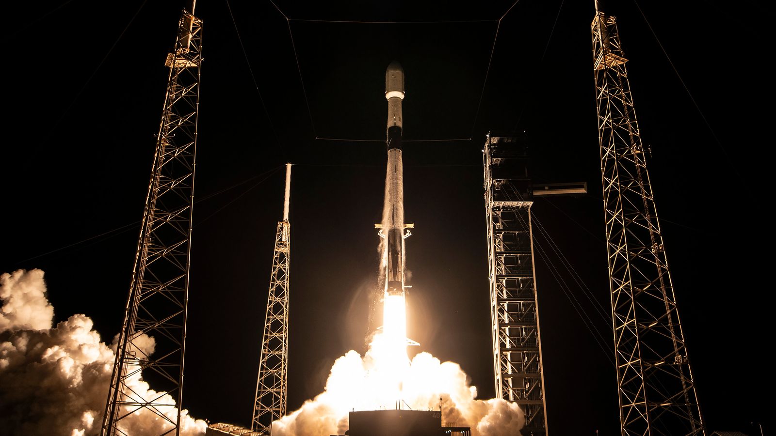 Falcon 9 liftoff from SLC-40 (Spainsat NG II)
