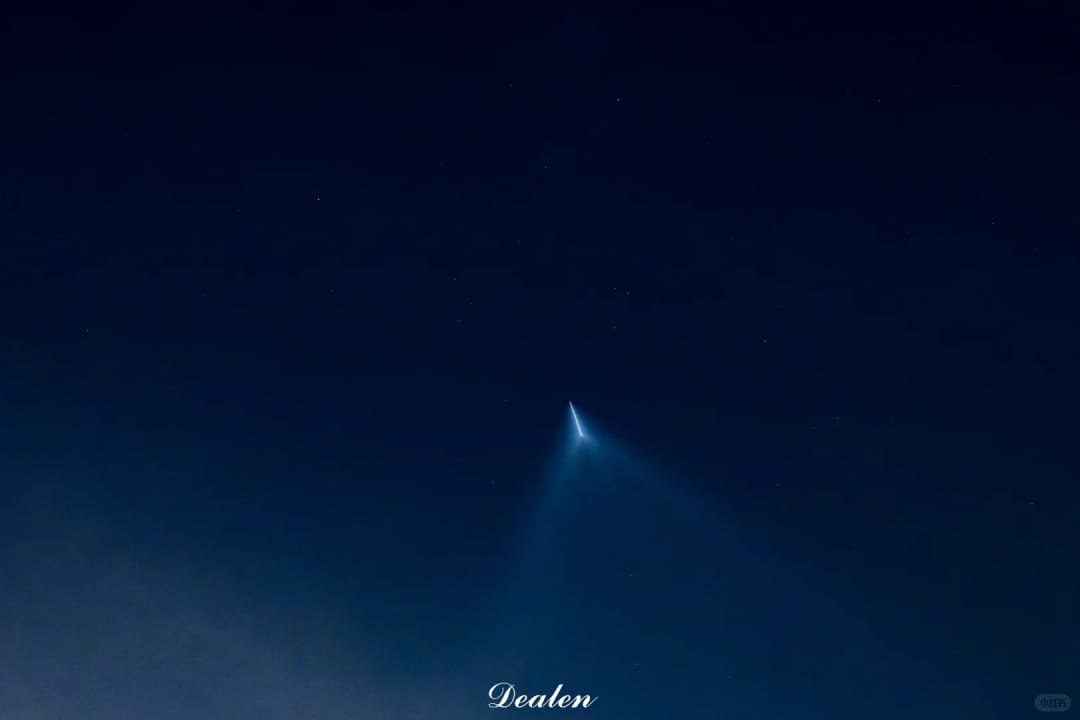 网友在佛山顺德拍到的火箭云。图/小红书@七七