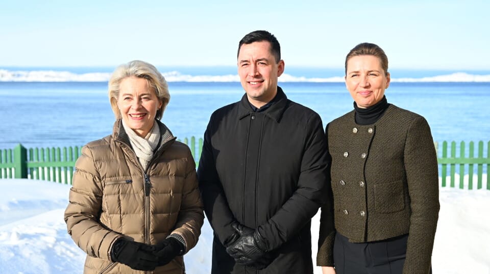 EU-kommisjonens president Ursula von der Leyen på Grønland i 2024 sammen med Grønlands daværende regjeringsleder Múte B. Egede og Danmarks statsminister Mette Frederiksen.