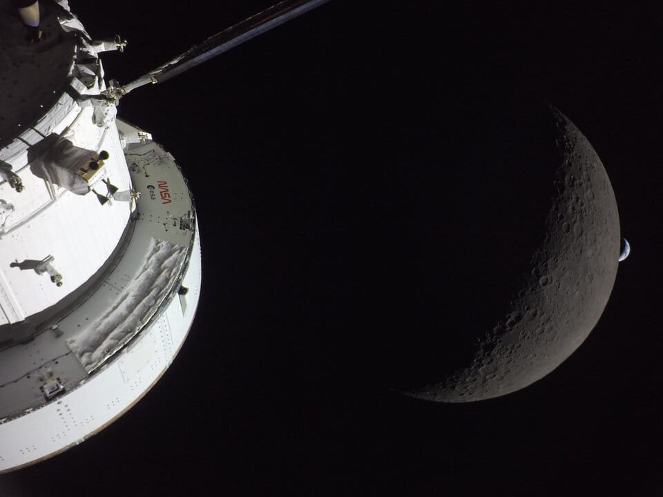 Orion and its European Service Module bringing the crew around the Moon and back to Earth