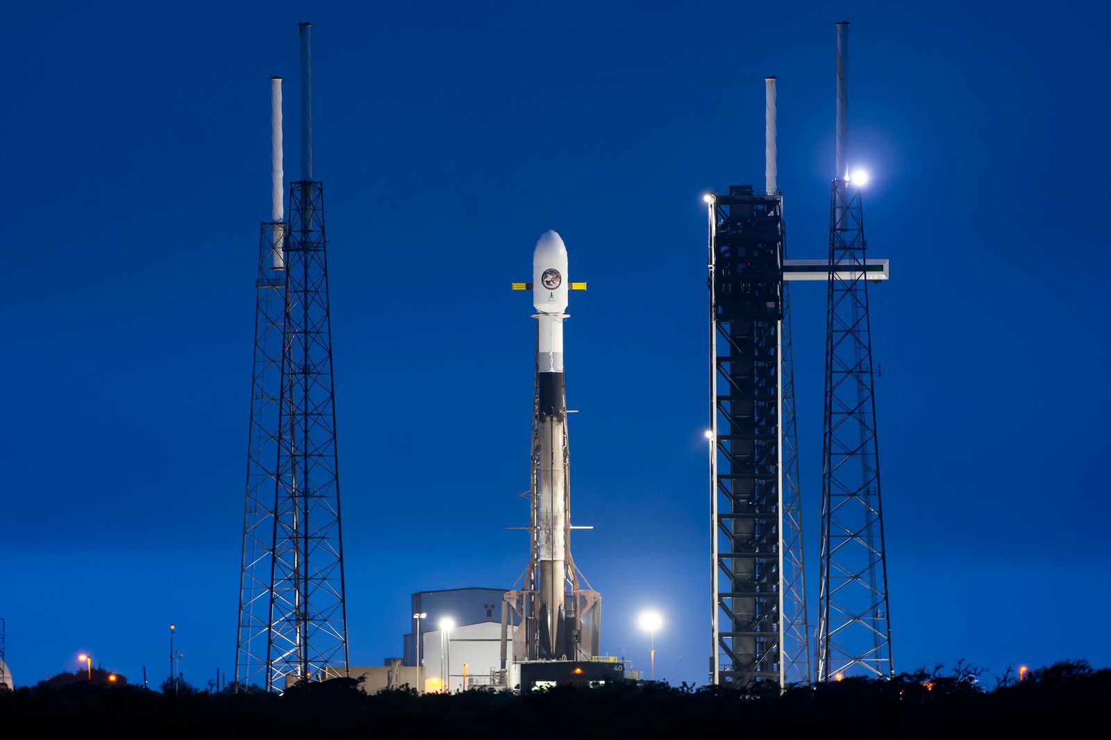Falcon 9 on SLC-40 (NROL-77)