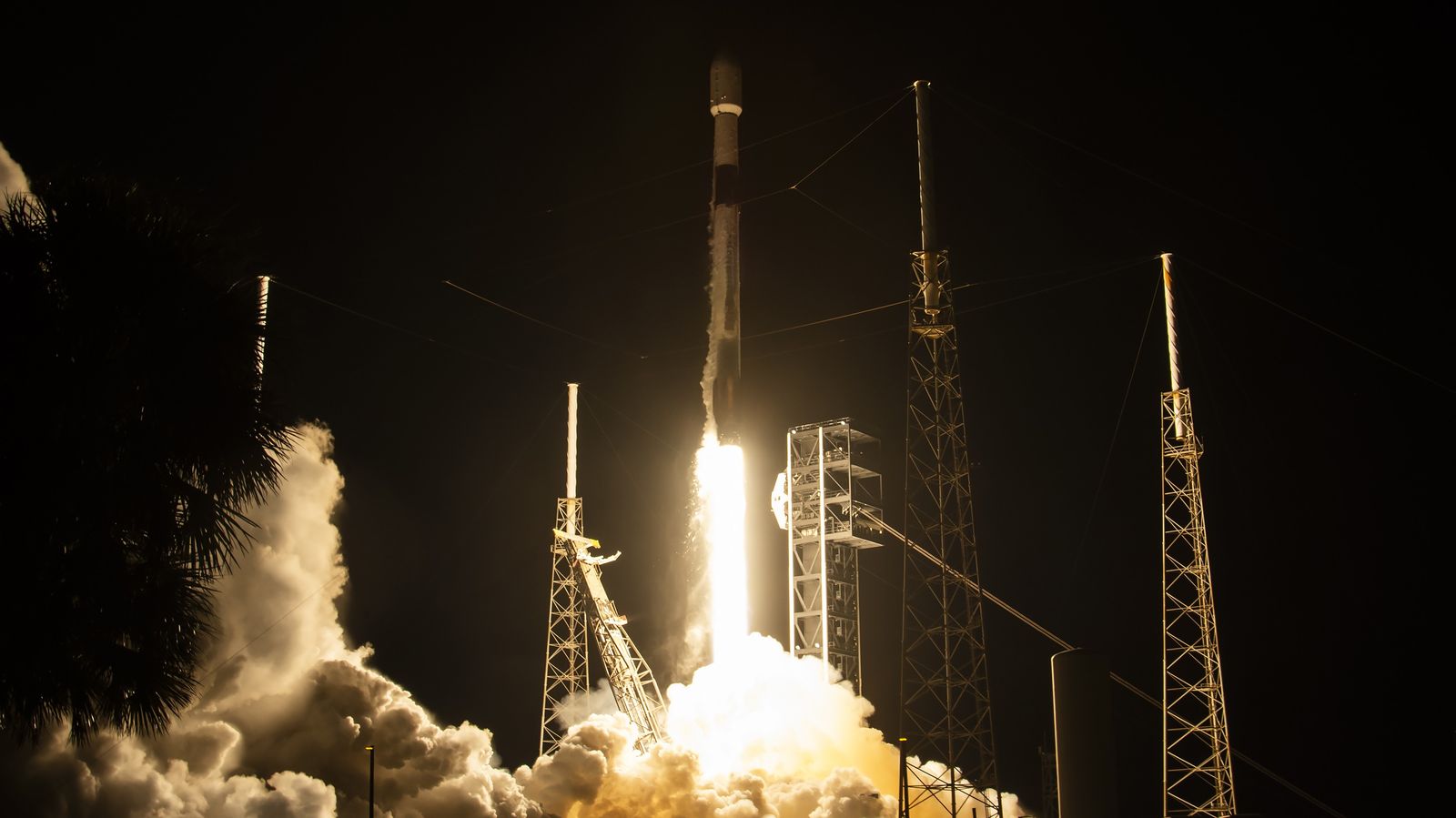 Falcon 9 liftoff from SLC-40 (Nusantara Lima)