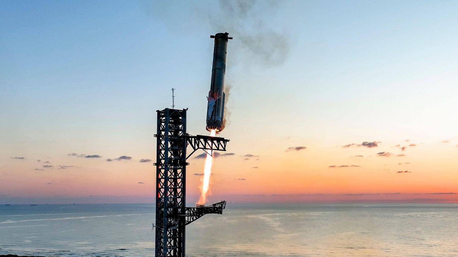 Superheavy approaching the tower for a catch attempt (IFT-5)