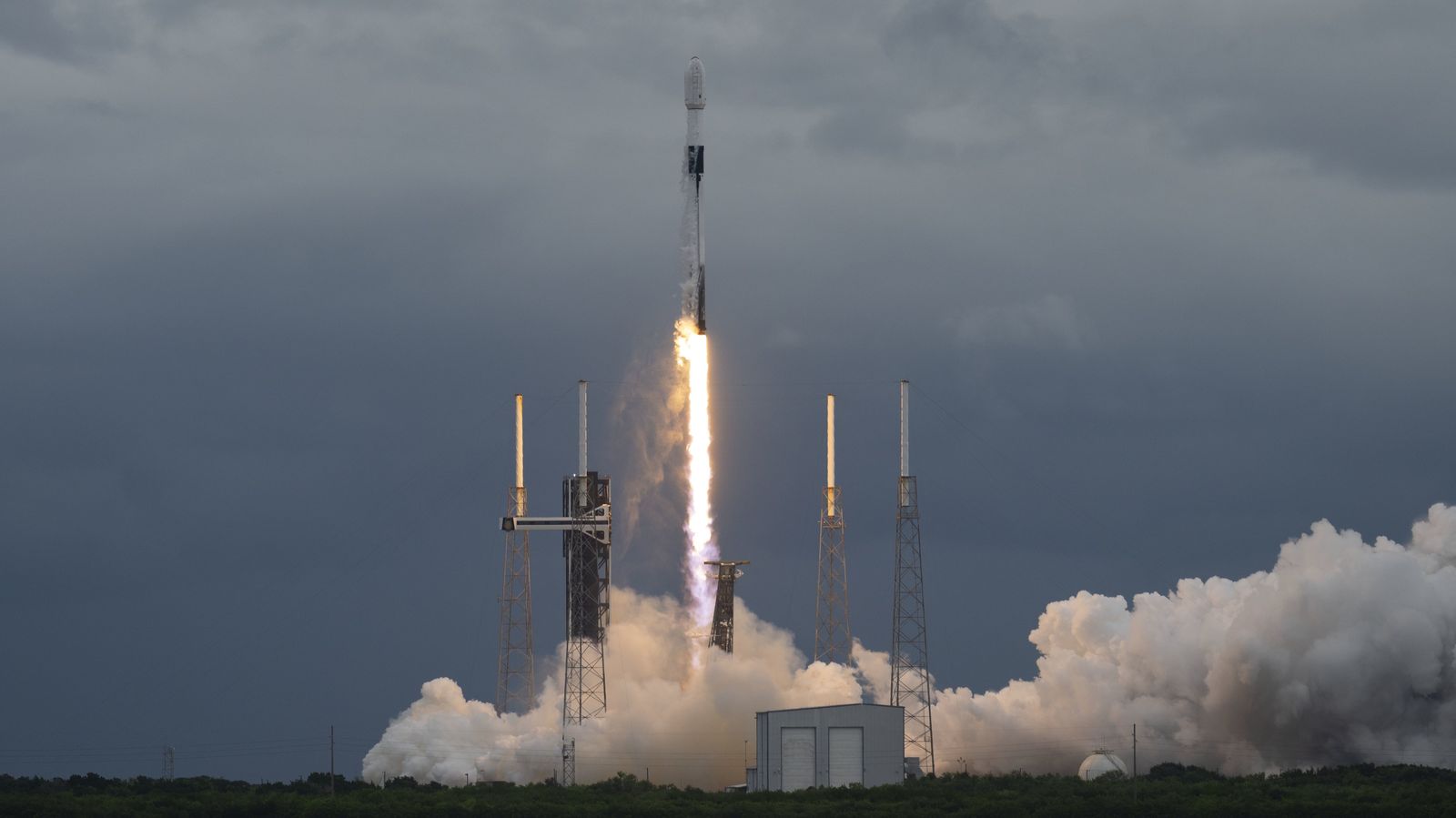 Falcon 9 liftoff from SLC-40 (Hera)