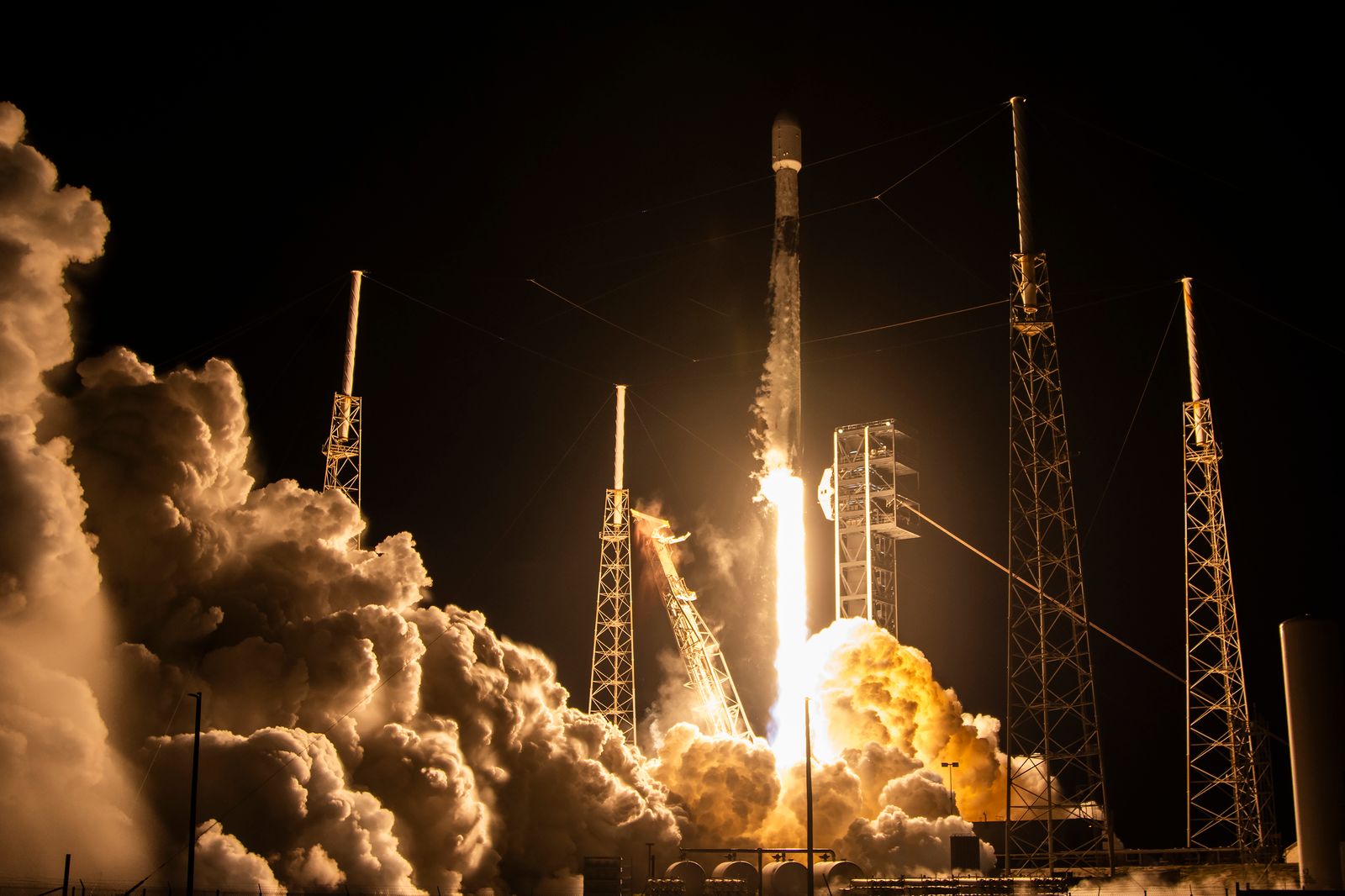 Falcon 9 liftoff from SLC-40 (Bandwagon-4)