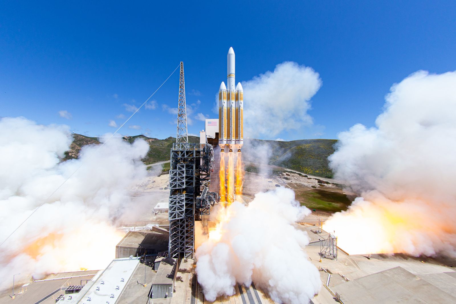 Delta IV Heavy liftoff from SLC-6 (NROL-82)