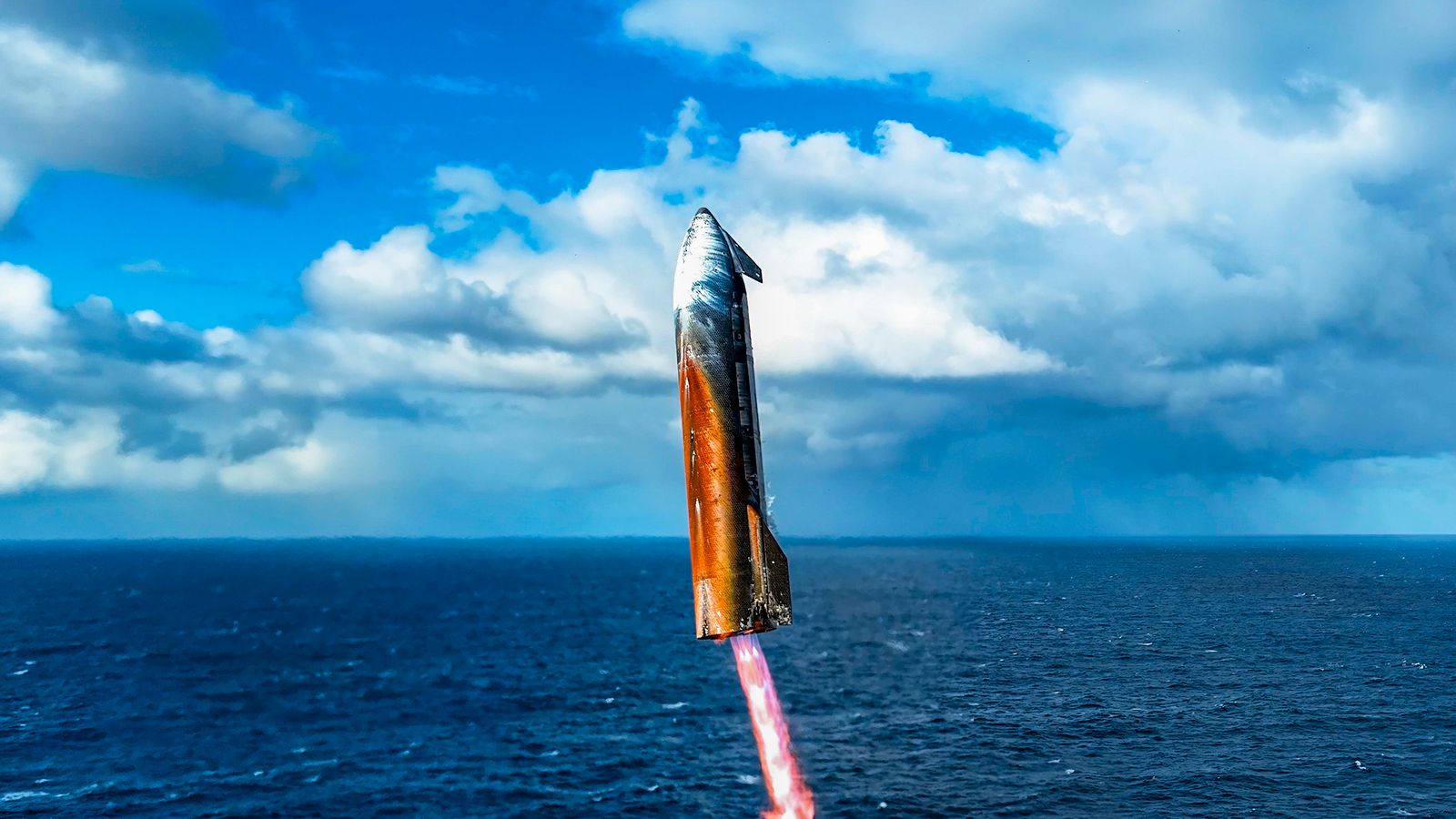 Starship 37 during landing attempt in the indian ocean (Flight 10)