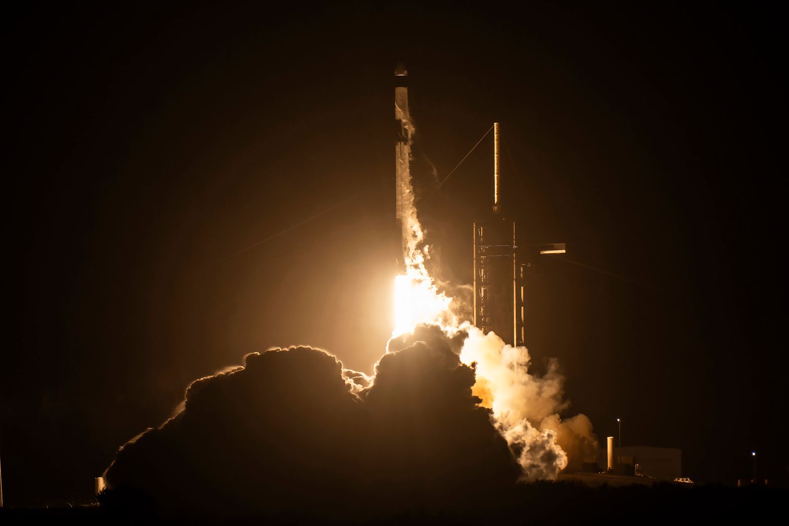 Falcon 9 liftoff from LC-39A (CRS-31)