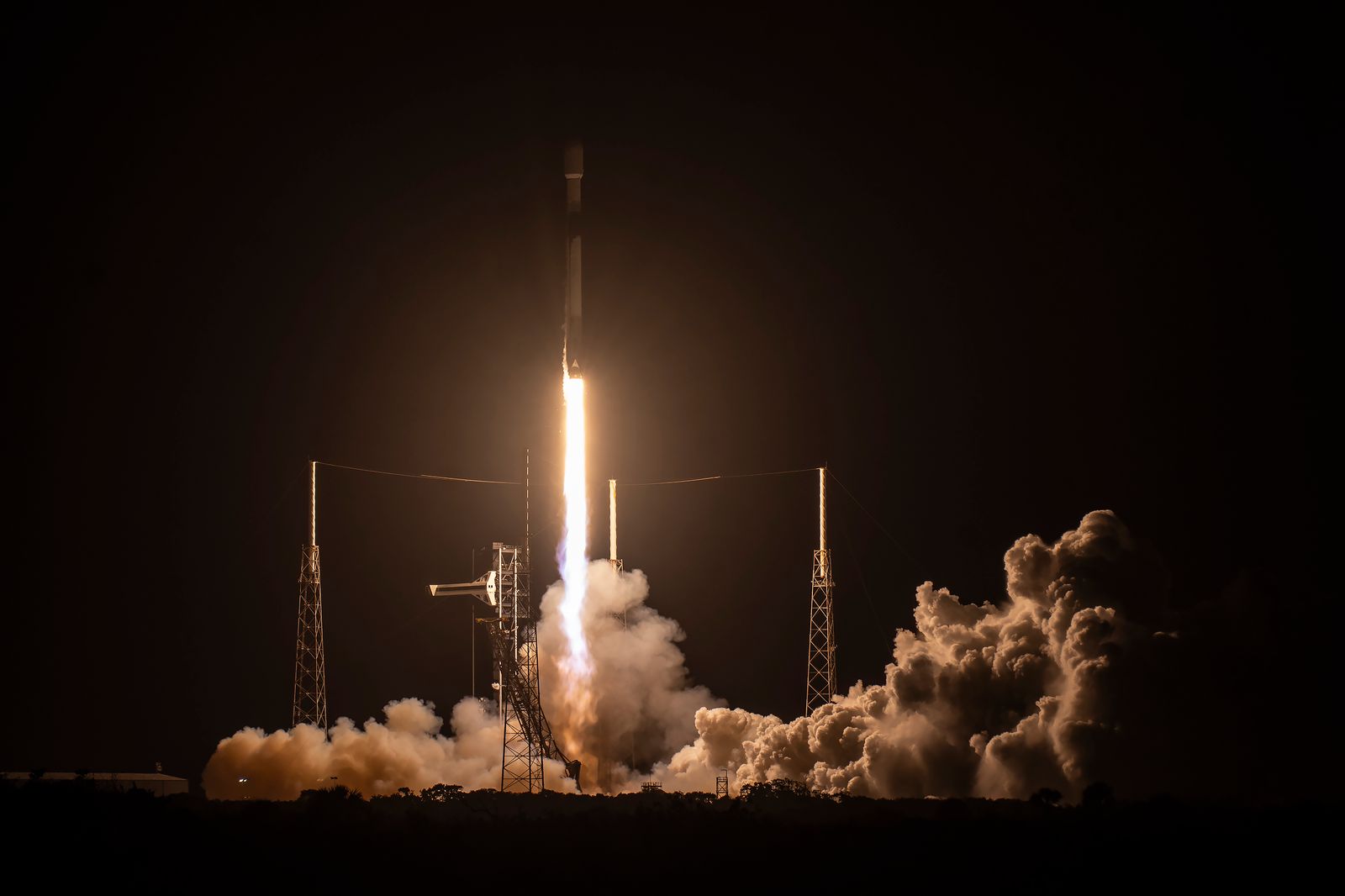 Falcon 9 liftoff from SLC-40 (Bandwagon 3)