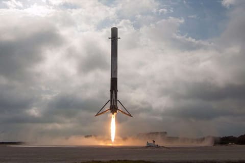 La etapa del Falcón 9 que retorna a tierra cuenta con cuatro pies flexibles que se despliegan de manera automática sobre del punto de aterrizaje. - Space X. La etapa del Falcón 9 que retorna a tierra cuenta con cuatro pies flexibles que se despliegan de manera automática sobre del punto de aterrizaje.