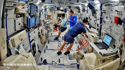 航天员在核心舱内开展工作 图：“我们的太空”微信公众号
