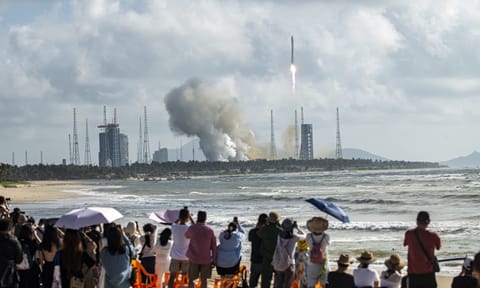 People watch a Long March 12 rocket lifting off at the Hainan commercial spacecraft launch site on September 17, 2026. Photo: VCG