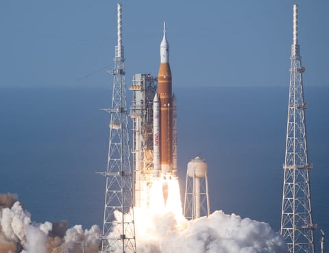Space Launch System Artemis II launch (NHQ202604010215)_cropped