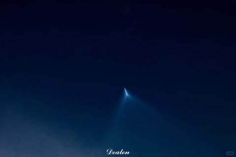 网友在佛山顺德拍到的火箭云。图/小红书@七七