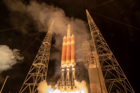 Delta IV Heavy liftoff from LC-37 (PSP)