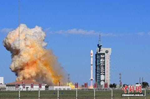 9月10日，长征四号乙运载火箭在酒泉卫星发射中心成功发射。汪江波 摄