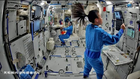 黎家盈等太空人在轨近四个月，仍在空间站内不停进行各类科学实验。微博@载人航天小喇叭 黎家盈等太空人在轨近四个月，仍在空间站内不停进行各类科学实验。微博@载人航天小喇叭
