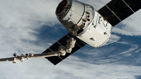 Dragon 1 berthing