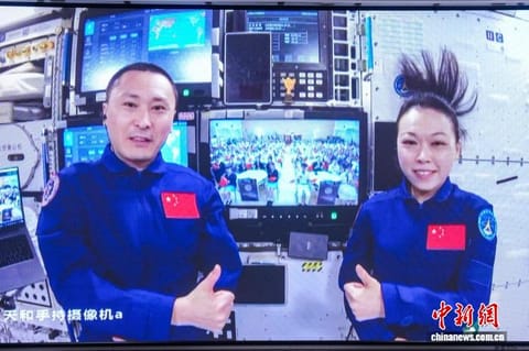 9月9日，“天宫课堂·港澳专场”港澳青少年爱国主义教育活动举行。图为朱杨柱(左)、黎家盈(右)与黎家盈母校香港荃湾公立何传耀纪念中学的现场师生进行“天地合影”。 中新社记者 张祥毅 摄