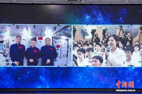 9月9日，“天宫课堂·港澳专场”港澳青少年爱国主义教育活动举行。图为在黎家盈母校香港荃湾公立何传耀纪念中学，现场学生与3名航天员展开“天地对话”。 中新社记者 张祥毅 摄