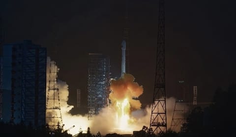 Lightning strikes Long March 3B after liftoff, Kinetica-1 launches 5 satellites