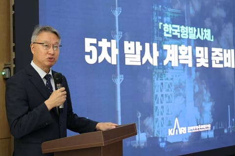 Park Jae-sung, head of the space transportation division at the Korea AeroSpace Administration, speaks to reporters about preparations for the fifth launch of the Nuri rocket during a press briefing in Seoul, Tuesday. Yonhap