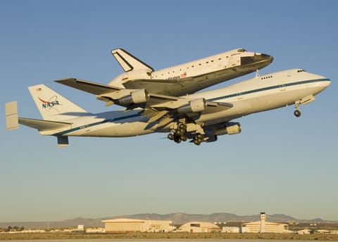 Spaceshuttle Endeavour atop carrier aircraft
