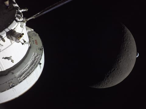 Orion and its European Service Module bringing the crew around the Moon and back to Earth