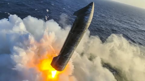 SpaceX's Starship 40 seen splashing down in the Indian ocean