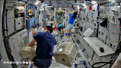 黎家盈等太空人在轨近四个月，仍在空间站内不停进行各类科学实验。微博@载人航天小喇叭 黎家盈等太空人在轨近四个月，仍在空间站内不停进行各类科学实验。微博@载人航天小喇叭