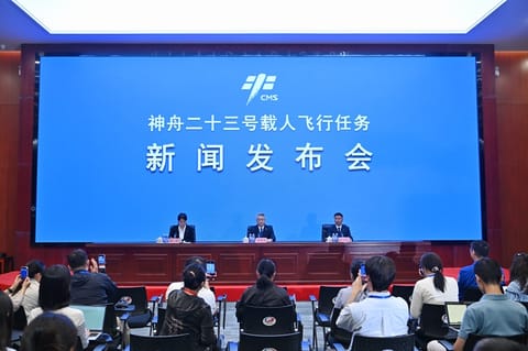 5月23日，神舟二十三号载人飞行任务新闻发布会在酒泉卫星发射中心举行。人民网记者 翁奇羽摄