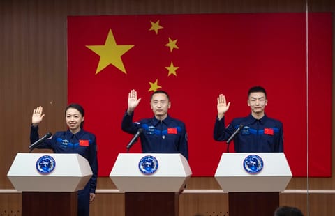 神舟二十三号航天员乘组在酒泉卫星发射中心问天阁与中外媒体记者集体见面。人民网记者  翁奇羽摄