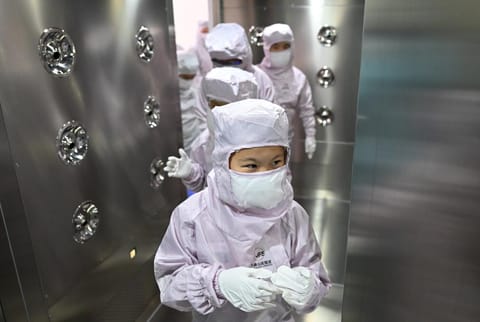 武汉小学生走进“好奇芯课堂”