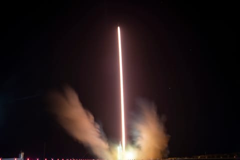 搭载神舟二十三号载人飞船的长征二号F遥二十三运载火箭在酒泉卫星发射中心点火发射。人民网记者 翁奇羽摄