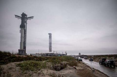 Starship Flight 14 Delay Exposes SpaceX Ship-Catch Prep for Flight 15 Already Underway