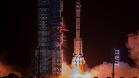神舟二十三号载人飞船于2026年5月24日星期日从中国西北部酒泉的酒泉卫星发射中心发射升空。