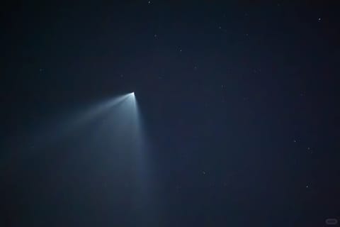 网友在佛山顺德拍到的火箭云。图/小红书@七七