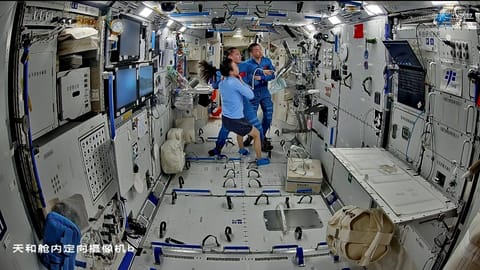 黎家盈等太空人在轨近四个月，仍在空间站内不停进行各类科学实验。微博@载人航天小喇叭 黎家盈等太空人在轨近四个月，仍在空间站内不停进行各类科学实验。微博@载人航天小喇叭