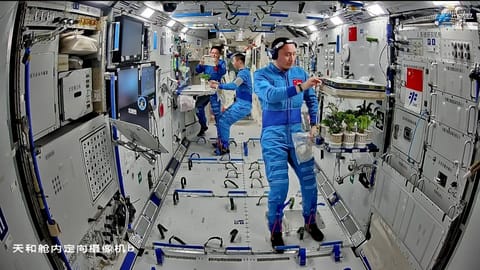 黎家盈等太空人在轨近四个月，仍在空间站内不停进行各类科学实验。微博@载人航天小喇叭 黎家盈等太空人在轨近四个月，仍在空间站内不停进行各类科学实验。微博@载人航天小喇叭