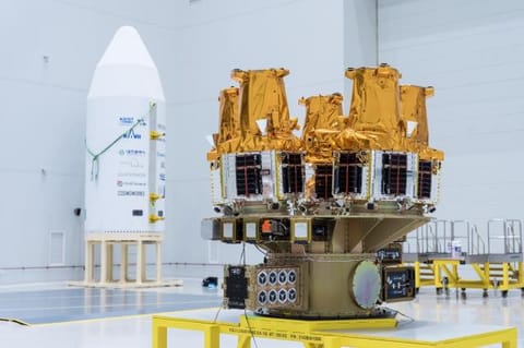 누리호 5号 3段已完成安装的超小型群组卫星5颗（2~6号）样子照片=韩国航空宇宙研究院