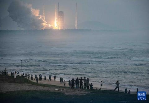 人们在海南文昌观看海南商业航天发射场执行火箭发射任务（图/新华社）